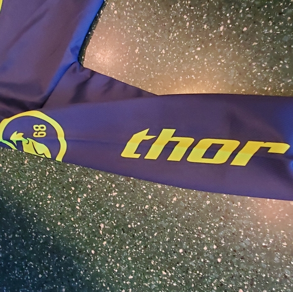 Gently worn thor jersey - Picture 2 of 8